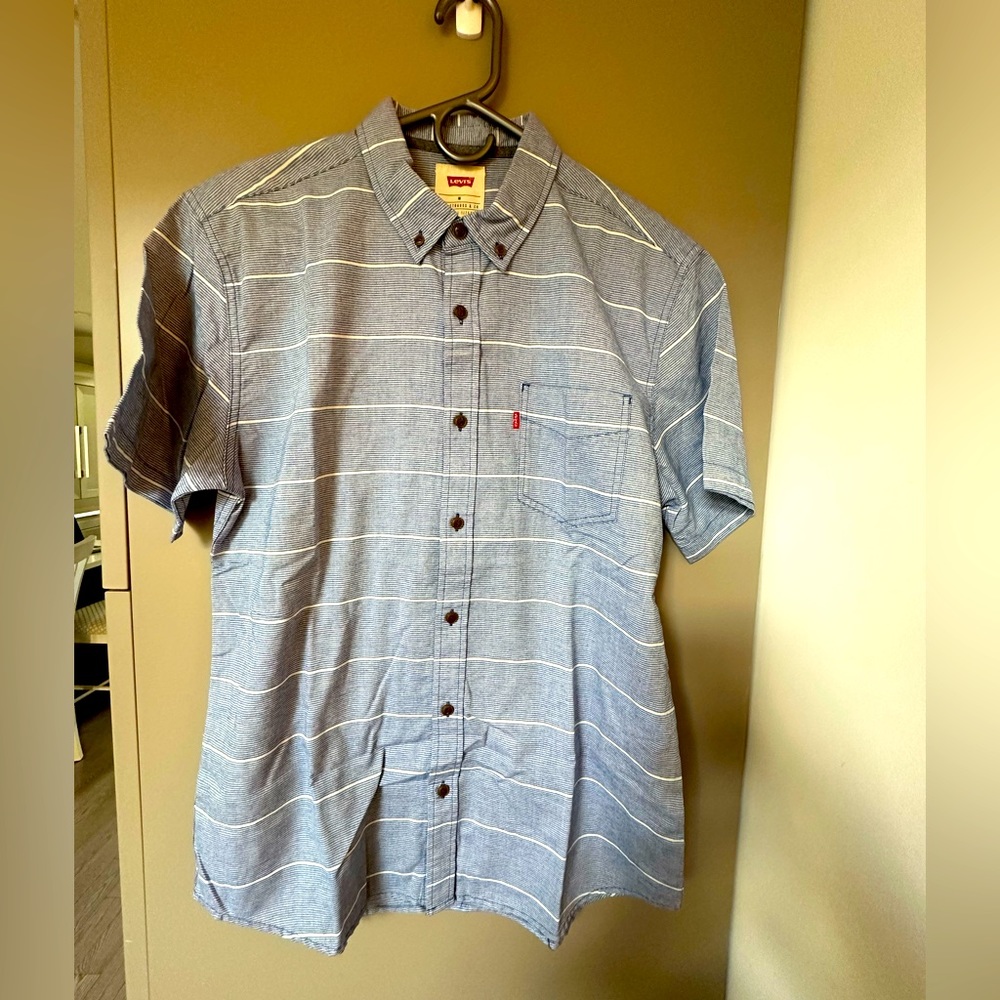 Levi’s men’s short sleeve blue white stripe dress shirt, size medium